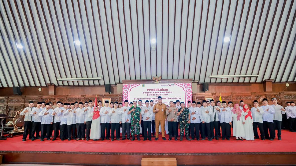 PENGURUS MASJID KLATEN - Bupati Klaten Hamenang Wajar Ismoyo mengukuhkan Pengurus Masjid Raya Klaten Periode 2026–2031 dan Pengurus LPTQ Klaten Periode 2026–2029 di Pendopo Pemerintah Kabupaten (Pemkab) Klaten, Senin (3/8/2026).