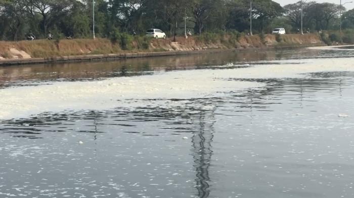 BUSA MARUNDA - Hamparan busa kembali muncul di aliran Kanal Banjir Timur atau BKT tepatnya di Pintu Air Weir 3 Marunda, Cilincing, Jakarta Utara, Rabu (5/8/2026).