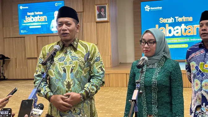 Menteri Koperasi (Menkop) Ferry Juliantono berbicara mengenai Koperasi Desa Merah Putih saat ditemui di Kantor Kementerian Koperasi, Jakarta. (Liputan6.com/Tira)