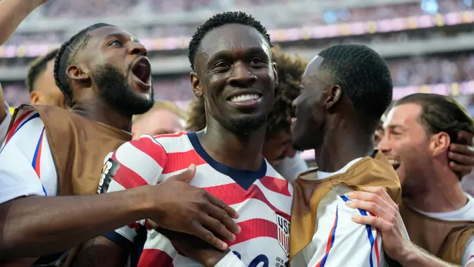 Folarin Balogun dari Amerika Serikat, di tengah, merayakan gol ketiga timnya melawan Paraguay bersama rekan-rekan setimnya selama pertandingan Grup D Piala Dunia 2026 di Inglewood, California, dekat Los Angeles, Sabtu, 13 Juni 2026. (AP Photo/Andre Penner)