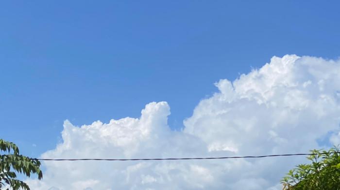 PRAKIRAAN CUACA - Potret kondisi cuaca di Kota Gorontalo terpantau cerah berawan pada pukul 15.08 WITA. BMKG merilis prakiraan cuaca Provinsi Gorontalo untuk besok, Rabu 8 Juli 2026. Simak rincian kondisi cuaca lengkap per kecamatan di sini!