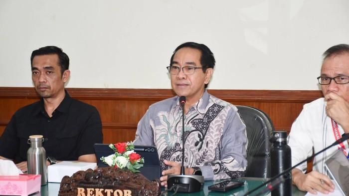 UNSRAT - Plt Rektor Unsrat Prof Jamaluddin Jompa langsung bekerja di hari pertamanya memimpin Unsrat, Rabu (5/8/2026). Dirinya memimpin serangkaian rapat.
