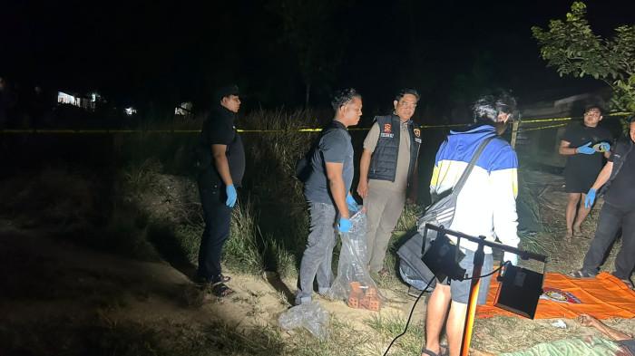 PEMBUNUHAN-Polres Sarolangun masih menyelidiki dugaan pembunuhan seorang perempuan di Kecamatan Pauh, sementara terduga pelaku dilaporkan meninggal dunia usai diduga menjadi sasaran amuk massa.