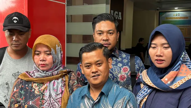 Mantan ART Erin Wartia dan tim kuasa hukum. (M Altaf Jauhar/ Liputan6.com)