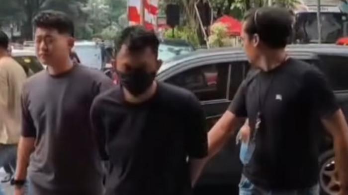 PEMUTILASI PRIA - Saepul (26), pemutilasi pria bernama Kunaefi (51) di kawasan Pancoran Mas, Depok, mengungkap alasannya menghabisi nyawa korban, Rabu (5/8/2026).