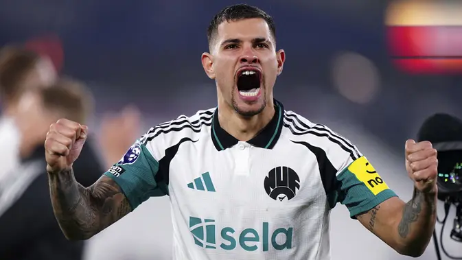 Pemain Newcastle, Bruno Guimaraes merayakan kemenangan timnya atas West Ham dalam laga lanjutan Liga Inggris 2024/2025 di London Stadium, London, Inggris, Selasa (11/03/2025) dini hari WIB. (AP Photo/PA/Zac Goodwin)