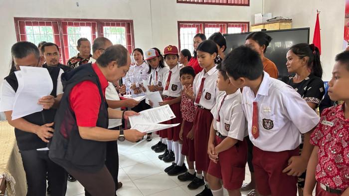 Wakil Ketua DPD PDI Perjuangan Sumatera Utara, Penyabar Nakhe, menyerahkan beasiswa kepada pelajar kurang mampu dalam Road Show 1.055 Beasiswa di SMP Negeri 1 Hiliweto Gido, Kecamatan Sogae'adu, Kabupaten Nias, Rabu (5/8/2026).