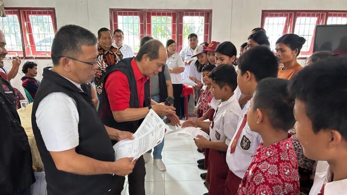 Ketua dprd nias dalam penyerahan beasiswa