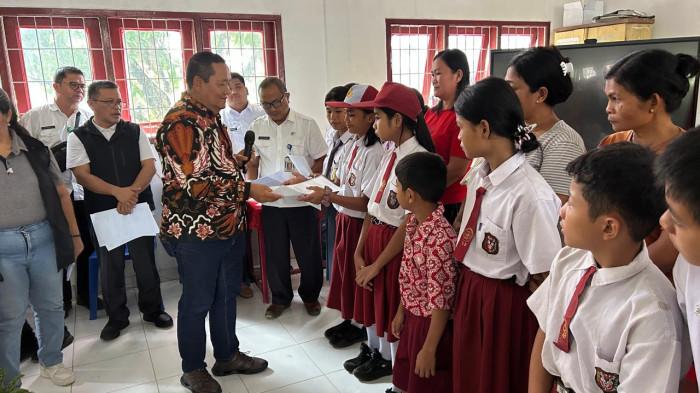 Penyerahan beasiswa di nias induk tahun 2026