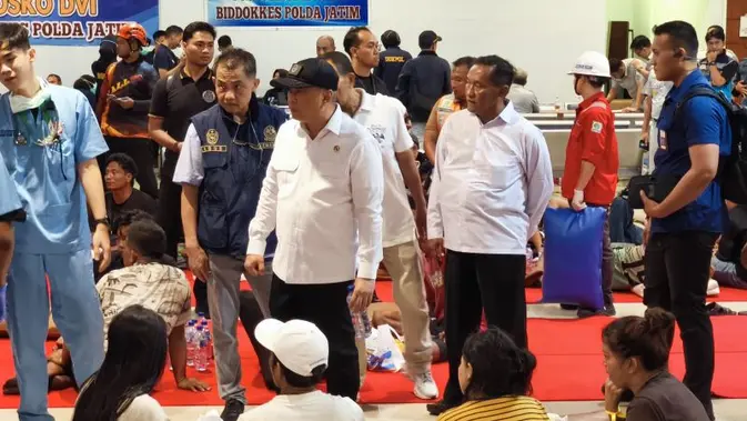 Menhub Dudy Purwagandhi meninjau langsung proses evakuasi penumpang KM Mutiara Sentosa II terbakar di perairan utara Sumenep, Jawa Timur, Minggu (2/8/2026) malam. (Foto: dok. Kemenhub)