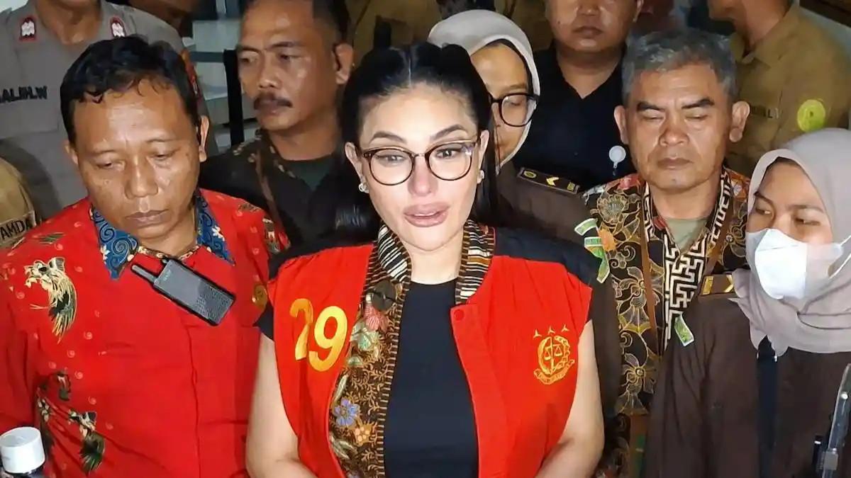 DISEBUT BANGKRUT - Pemain film Nikita Mirzani dikabarkan sudah tidak punya uang lagi karena mendekam di penjara.