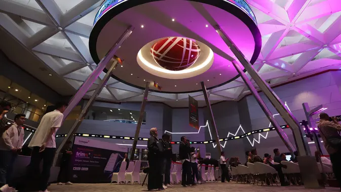 Pekerja mengamati layar digital pergerakan Indeks Harga Saham Gabungan (IHSG) di Bursa Efek Indonesia (BEI), Jakarta, Jakarta. (KLY/ Arie Basuki)