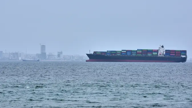 Sebuah kapal kontainer terlihat di Selat Hormuz di lepas pantai Pulau Qeshm, Iran, Sabtu, 18 April 2026. (AP Photo/Asghar Besharati)