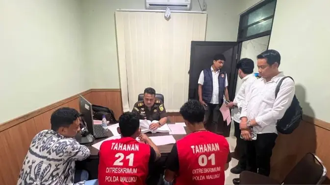 Pelimpahan berkas perkara dan tersangka pembunuhan Nus Kei. (foto Antara).