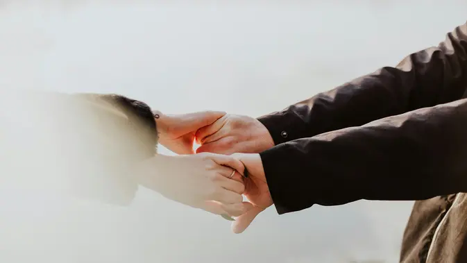 Hubungan yang sehat tidak selalu ditandai dengan minim konflik. Psikologi menyebut rasa saling percaya, komunikasi yang terbuka, dan saling menghormati sebagai fondasi utama hubungan yang langgeng. (Unsplash/Priscilla Du Preez