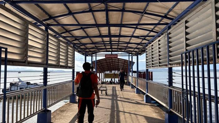 JADWAL SPEEDBOAT – Tampak penumpang berjalan menuju speedboat yang baru saja sandar di Pelabuhan Liem Hie Djung Nunukan belum lama ini. Intip jadwal speedboat Nunukan ke Tarakan hari ini, Kamis 6 Agustus 2026, tarif dibanderol Rp280 Ribu per orang, sudah termasuk asuransi. (TribunKaltara.com/Fatimah Majid)