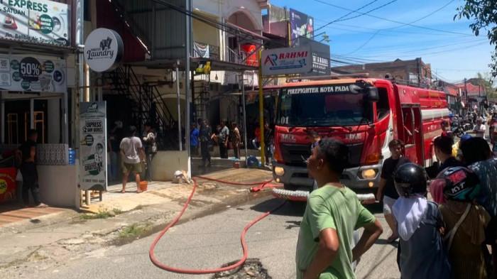 MINIMARKET TERBAKAR- Petugas Pemadam Kebakaran (Damkar) Kota Padang memadamkan api yang menghanguskan bangunan minimarket di Jalan Belibis, Kelurahan Air Tawar Barat, Kecamatan Padang Utara, Kota Padang, Rabu (5/8/2026).