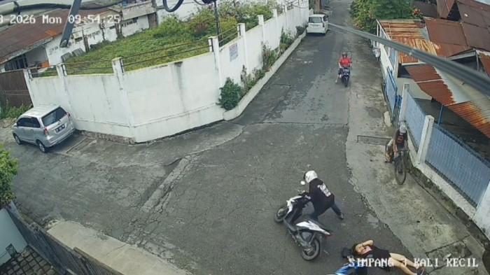JAMRET DI PADANG - Aksi penjambretan menggunakan senjata tajam (sajam) yang terjadi di Kota Padang viral di media sosial. Peristiwa tersebut terjadi di Jalan Kali Kecil, Kelurahan Kampung Pondok, Kecamatan Padang Barat, Kota Padang, pada Senin (3/8/2026) sekitar pukul 09.54 WIB.