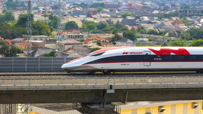 Kereta Whoosh Berhenti di Kopo (Tim Humas KCIC)
