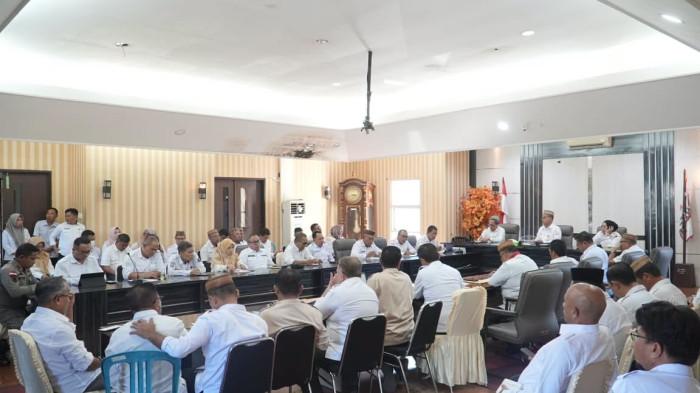 Bupati Gorontalo Utara, Thariq Modanggu memimpin rapat dddd
