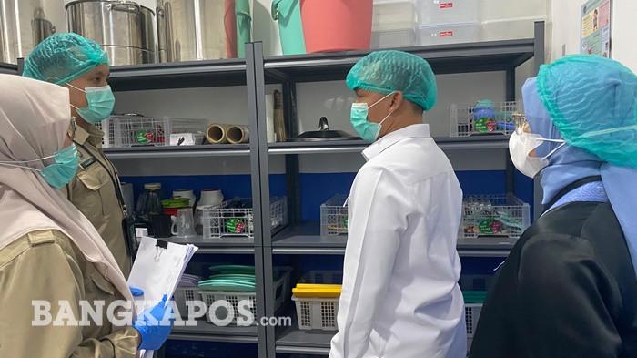 Menteri Kependudukan dan Pembangunan Keluarga sekaligus Kepala BKKBN, Wihaji, meninjau langsung menu Makan Bergizi Gratis (MBG) saat mengunjungi Satuan Pelayanan Pemenuhan Gizi (SPPG) Pangkalbalam, Lontong Pancur, Kota Pangkalpinang, Kamis (6/8/2026).