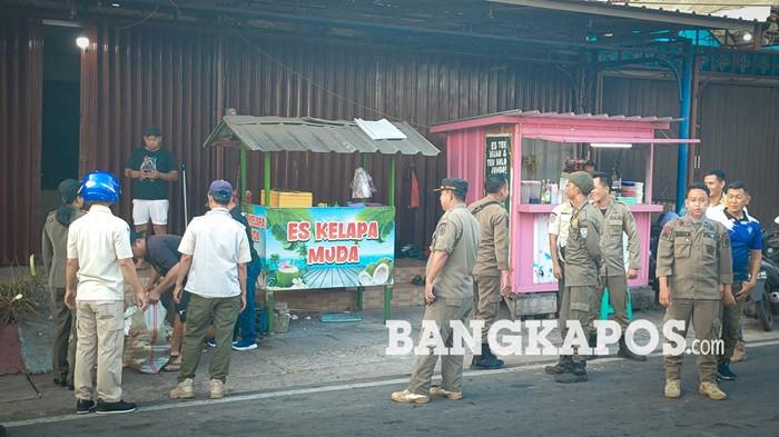 LAKUKAN PENERTIBAN -- Sejumlah anggota Satpol PP Kabupaten Bangka Selatan ketika melakukan penertiban pedagang yang berjualan di atas trotoar sepanjang Jalan Jenderal Sudirman Kota Toboali, Kamis (6/8/2026). Pembinaan dilakukan bersama terkait sebagai upaya mengembalikan fungsi trotoar bagi pejalan kaki.