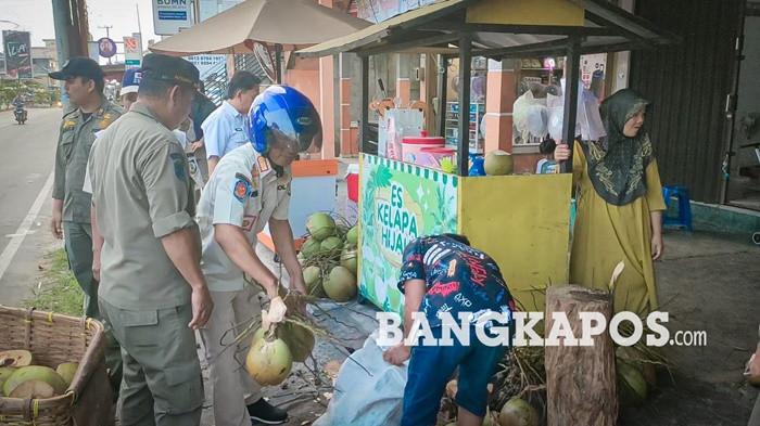 LAKUKAN PENERTIBAN -- Sejumlah anggota Satpol PP Kabupaten Bangka Selatan ketika melakukan penertiban pedagang yang berjualan di atas trotoar sepanjang Jalan Jenderal Sudirman Kota Toboali, Kamis (6/8/2026). Pembinaan dilakukan bersama terkait sebagai upaya mengembalikan fungsi trotoar bagi pejalan kaki.