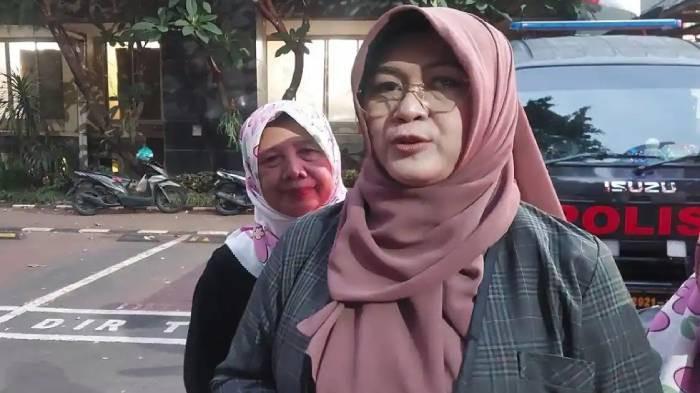PENANGKAPAN - Pegiat media sosial Tifauzia Tyassuma atau dikenal Dokter Tifa. ia menceritakan detik-detik penangkapannya yang dramatis.