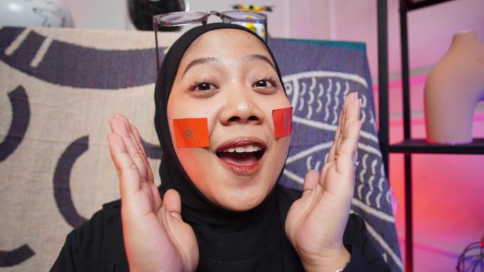Wanita asal Solo mengenakan stiker Maroko di wajah sebagai bentuk dukungan dalam Piala Dunia 2026, di Kota Solo, Jawa Tengah, Rabu (17/6/2026).(Tribun-Video.com/Akmal Khoirul Habib)