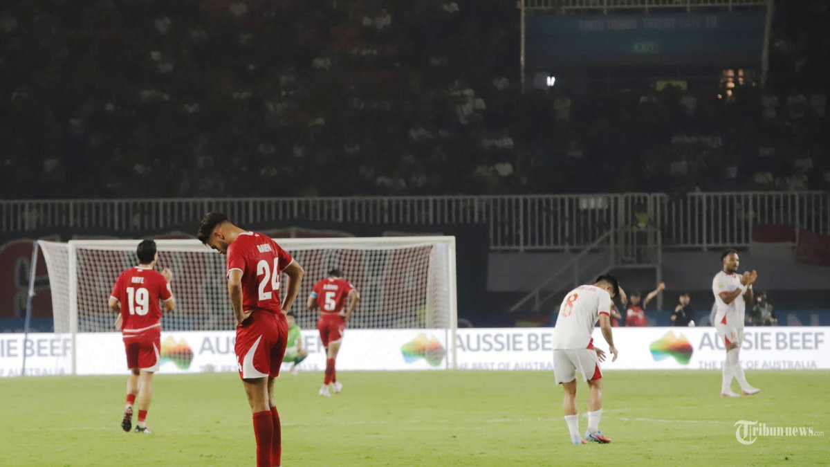 PIALA AFF 2026 - Para pemain Timnas Indonesia tertunduk lesu usai kalah dari  Vietnam pada laga penyisihan grup A piala AFF 2026 di Stadion Pakansari, Senin (3/8/2026). Timnas Indonesia di bungkam 0-3 dari Vietnam dan harus mengakui keunggulan Vietnam pada laga tersebut. Tribunnews/Jeprima