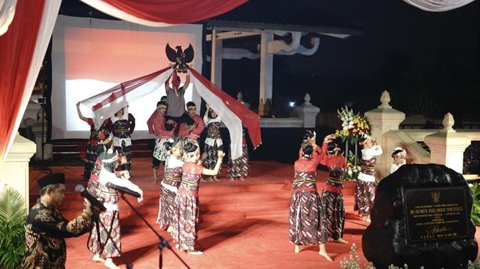 KESAKTIAN PANCASILA - Malam Tirakatan Hari Kesaktian Pancasila 2025 di Monumen Pahlawan Pancasila, Sleman, Selasa (30/9/2025). Acara ini menjadi momentum refleksi agar Pancasila tidak hanya dikenang sebagai sejarah, tetapi dihidupkan sebagai pedoman praktis dalam kehidupan berbangsa.