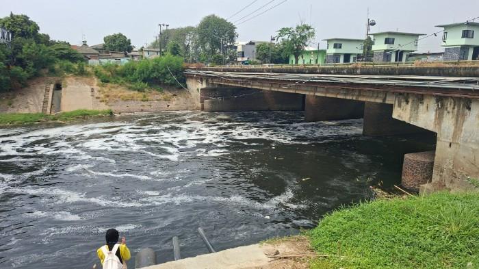 PENCEMARAN KALI- Aliran Kali Bekasi di kawasan Jalan Mayor Madmuin Hasibuan, Kecamatan Bekasi Timur, Kota Bekasi, Rabu (5/8/2026). (TribunBekasi/RendyRutamaPutra).
