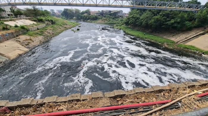 PENCEMARAN KALI BEKASI- Aliran Kali Bekasi di kawasan Jalan Mayor Madmuin Hasibuan, Kecamatan Bekasi Timur, Kota Bekasi, Rabu (5/8/2026). (TribunBekasi/RendyRutamaPutra).