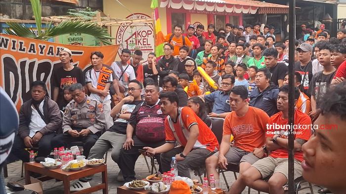 NOBAR PERSIJA - Mantan Ketua Umum The Jakmania, Larico Ranggamone saat nobar laga Persija Vs Persib di halaman kantor Kelurahan Tanjung Duren Selatan, Grogol Petamburan, Jakarta Barat, Selasa (4/8/2026).