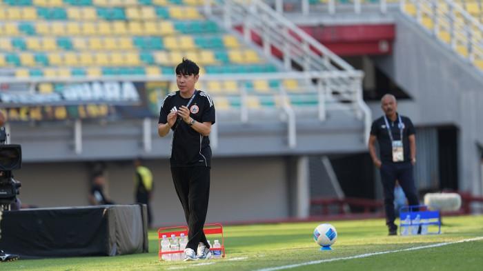 Pelatih Persija Jakarta, Shin Tae-yong (STY) saat memimpin pasukannya dari sisi lapangan.