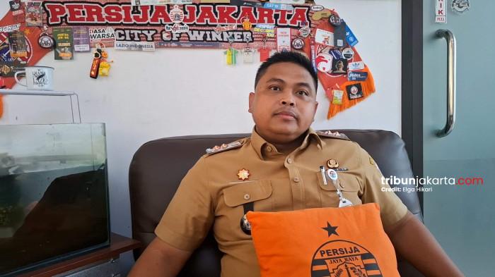ATRIBUT PERSIJA - Lurah Tanjung Duren Selatan, Indri Prawiji, berfoto di ruang kerjanya. Kehadiran berbagai ornamen Persija di kantor kelurahan dan wilayah Tanjung Duren Selatan diprakarsai langsung oleh Indri sejak ia resmi mengemban amanah sebagai lurah pada tahun 2022 lalu.