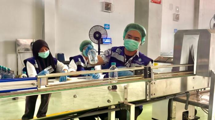 PRODUK PDAM SAMARINDA - Perumda Tirta Kencana Kota Samarinda resmi meluncurkan air mineral kemasan bermerek Samaqua sebagai langkah ekspansi unit usaha baru BUMD tersebut. Produk lokal ini hadir dalam dua varian kemasan, yakni ukuran 330 ml yang dijual Rp37.500 per kardus (isi 24 botol) dan ukuran 220 ml seharga Rp26.000 per kardus.