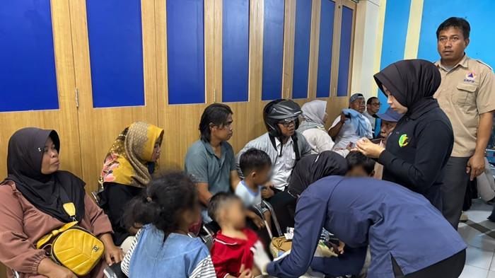 SPEEDBOAT TERBAKAR – Para penumpang speedboat Sekatak AAA Kaltara dievakuasi ke Pelabuhan Kayan II Tanjung Selor, setelah speedboat yang mereka tumpangi terbakar di perairan Desa Salimbatu, Kecamatan Tanjung Palas Tengah, Kabupaten Bulungan, Kamis (6/8/2026). Seluruh penumpang dipastikan selamat dan masih menjalani proses pendataan serta pemeriksaan kesehatan. (TribunKaltara.com/Desi Kartika)