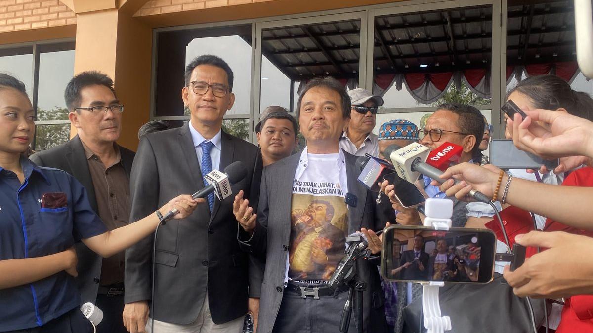KASUS IJAZAH PALSU - Roy Suryo ditemui awak media di Pengadilan Negeri Jakarta Selatan, Senin (3/8/2026).