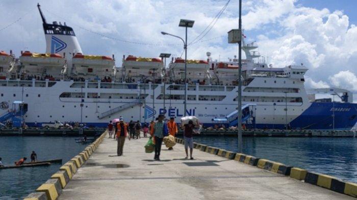 PERAIRAN BAUBAU - Foto arsip Kapal Pelni saat berlabuh di Pelabuhan Murhum, Kota Baubau, Sulawesi Tenggara (Sultra), beberapa waktu lalu. Perairan Baubau dilewati belasan kapal Pelni dari wilayah barat Indonesia ke timur.(TribunnewSSultra.com)