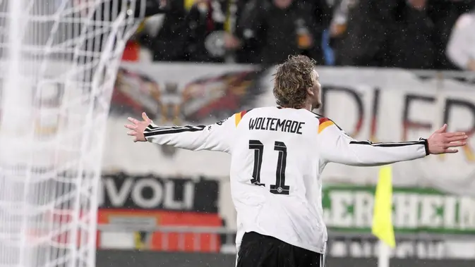 Penyerang Timnas Jerman, Nick Woltemade, merayakan gol yang dicetaknya ke gawang Luksemburg dalam laga Grup A Kualifikasi Piala Dunia 2026 zona Eropa di Luxembourg Stadium, Sabtu (15/11/2025) dini hari WIB. Nick Woltemade memborong dua gol dalam kemenangan 2-0 untuk Jerman. (JOHN THYS / AFP)