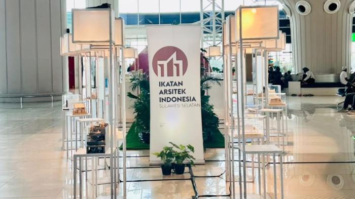 PAMERAN ARSITEKTUR - Ikatan Arsitek Indonesia (IAI) Provinsi Sulawesi Selatan menghadirkan pameran arsitektur di terminal keberangkatan Bandara Internasional Sultan Hasanuddin sebagai bagian dari rangkaian Seminar dan Pameran Maket Arsitek bertema 