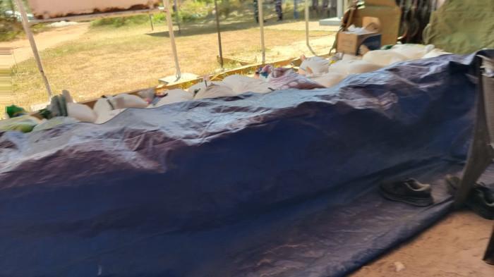 Sejumlah karung beras yang diduga berisi pasir timah tampak menumpuk di halaman Pos TNI Angkatan Laut (Posal) Manggar, Desa Baru, Kecamatan Manggar, Belitung Timur, Kamis (6/8/2026).