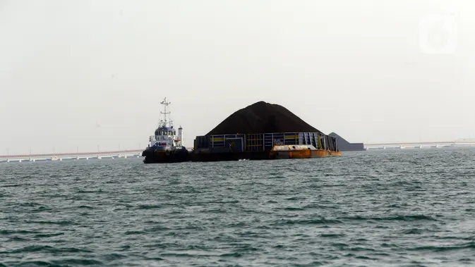 Kapal tongkang pengangkut batu bara lepas jangkar di Perairan Bojonegara, Serang, Banten. (Liputan6.com/Angga Yuniar)