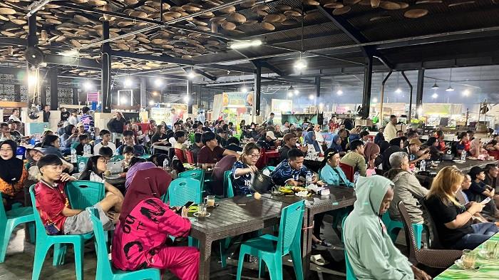 LANSIA - Warga memadati nonton bareng Final Piala Dunia di Foodcourt Pasar Bersehati, Manado, Sulawesi Utara, Senin (23/7/2026) dini hari. Jumlah penduduk Manado yang tergolong lansia kini capai 67.758 jiwa atau 14,62 persen dari total penduduk ibu kota Provinsi Sulawesi Utara.
