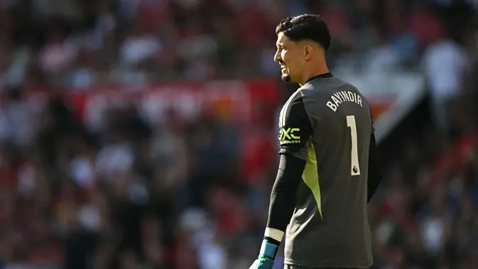 Kiper MU Altay Bayindir pada laga kontra Arsenal di ajang Liga Inggris 2025/2026. (Paul ELLIS / AFP)