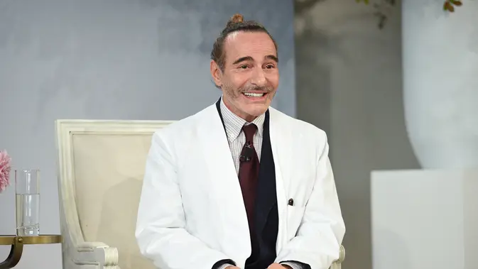 Perancang busana asal Inggris John Galliano tuai kontroversi saat merancang Tema untuk Met Gala 2027. (Dok: Dimitrios Kambouris/AFP)