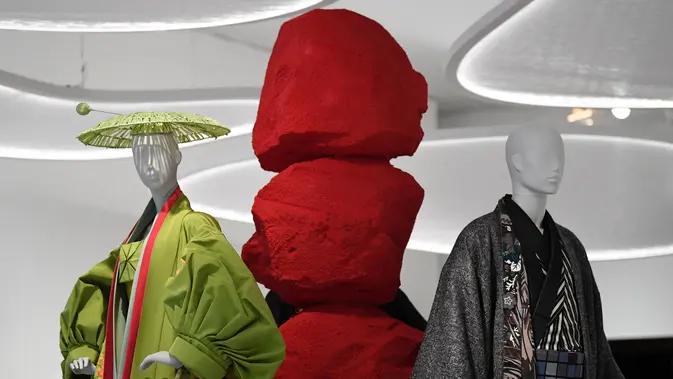 Pertunjukan 'Chee-shie-san' karya desainer Inggris John Galliano untuk rumah mode Prancis Christian Dior (kiri) dan pertunjukan kimono serta jaket karya desainer Jepang Jotaro Saito ditampilkan selama pratinjau pers pameran 'Kimono: Kyoto to Catwalk' di Museum Victoria and Albert di pusat kota London pada tanggal 26 Februari 2020. (Dok: Daniel LEAL / AFP)
