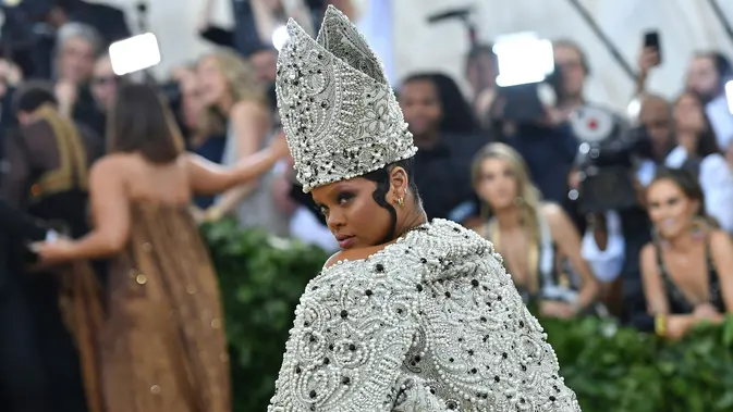 Pada Tema untuk Met Gala 2027, penyanyi Rihanna menghadiri mengenakan busana darirancangan John Galliano kembali?. (Angela WEISS / AFP)