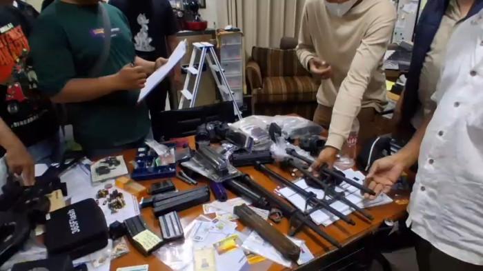 Ratusan senjata api, airsoft gun, dan amunisi ditemukan di sebuah ruangan di sekolah swasta di kawasan Pondok Pinang, Kebayoran Lama, Jakarta Selatan